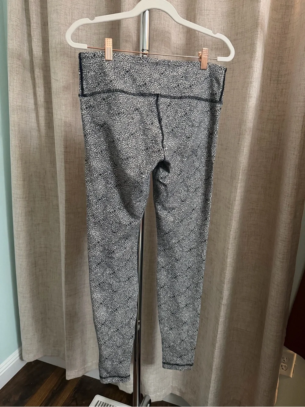 lululemon athletica Black and White leggings- 25 inch inseam